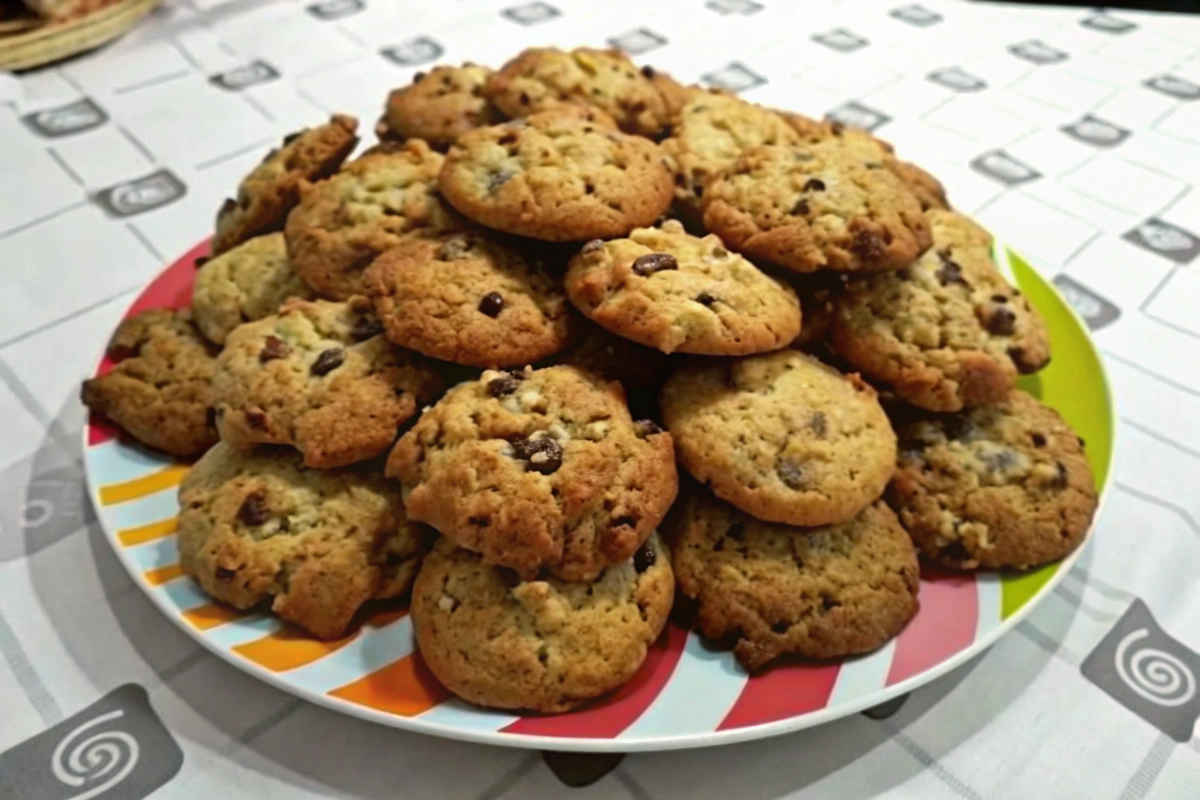 Cookies chocolat et noisettes moelleux servis avec un café