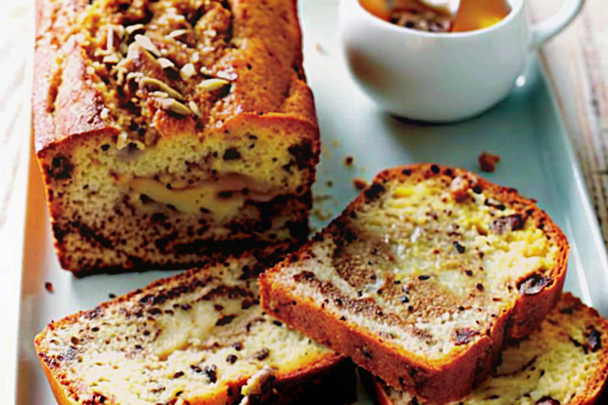 Gâteau au yaourt poires et chocolat prêt à déguster