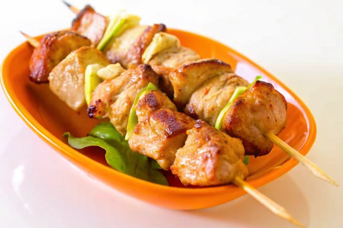 Ingrédients frais pour un Chich taouk mariné maison, citron, ail, persil, poulet, huile d'olive