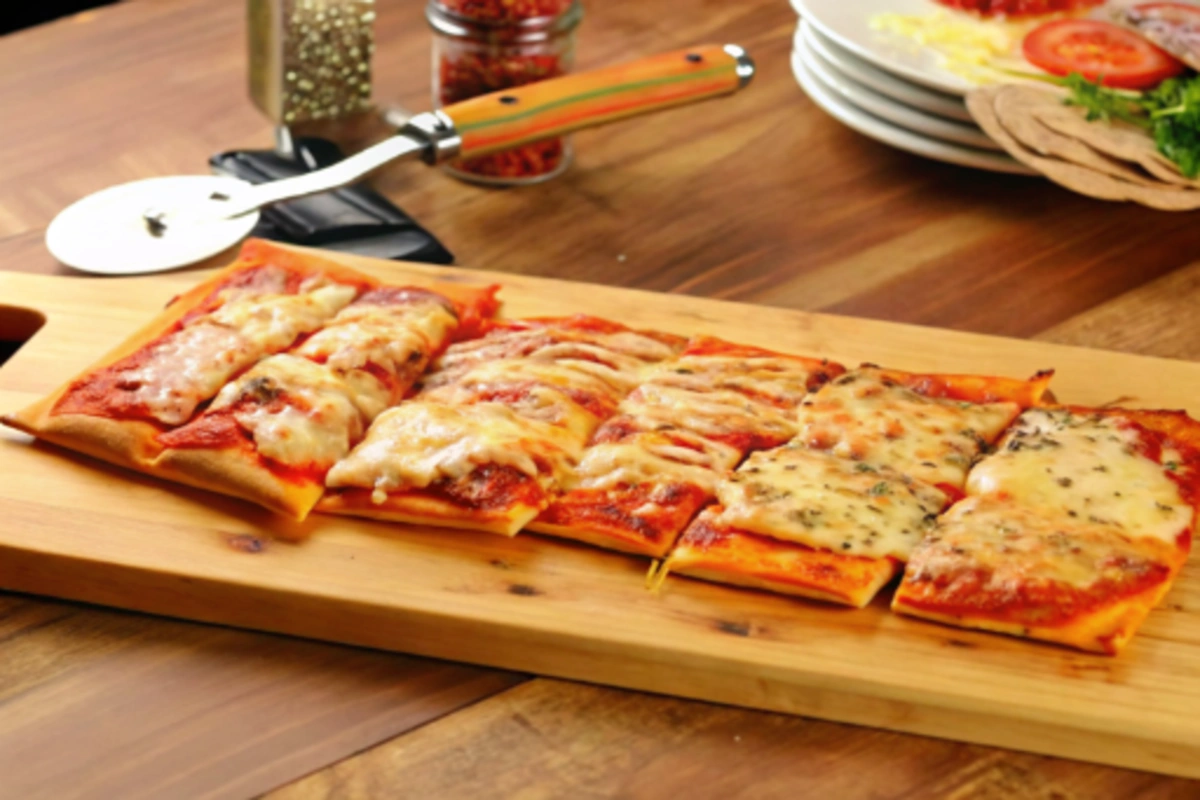 Pizza au chorizo prête à être dégustée