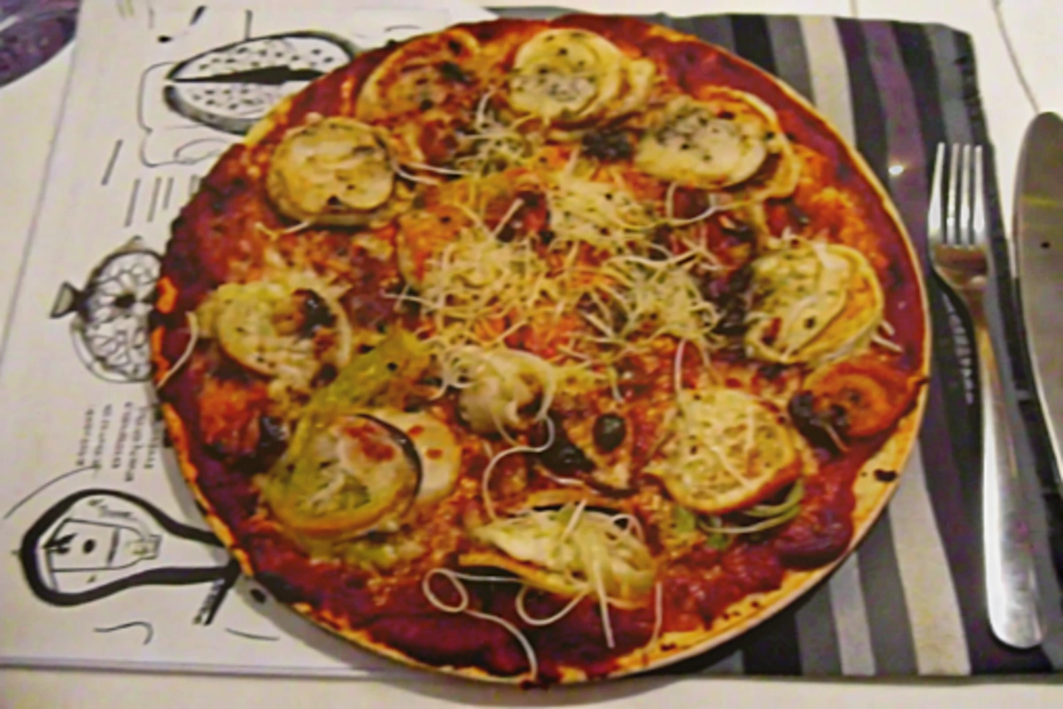 Pizza au miel servie chaude avec de la salade