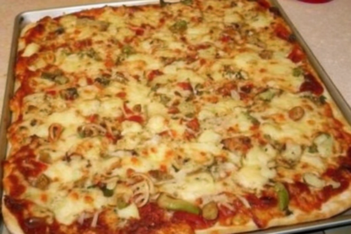 Pizza au poulet et poivrons prête à déguster