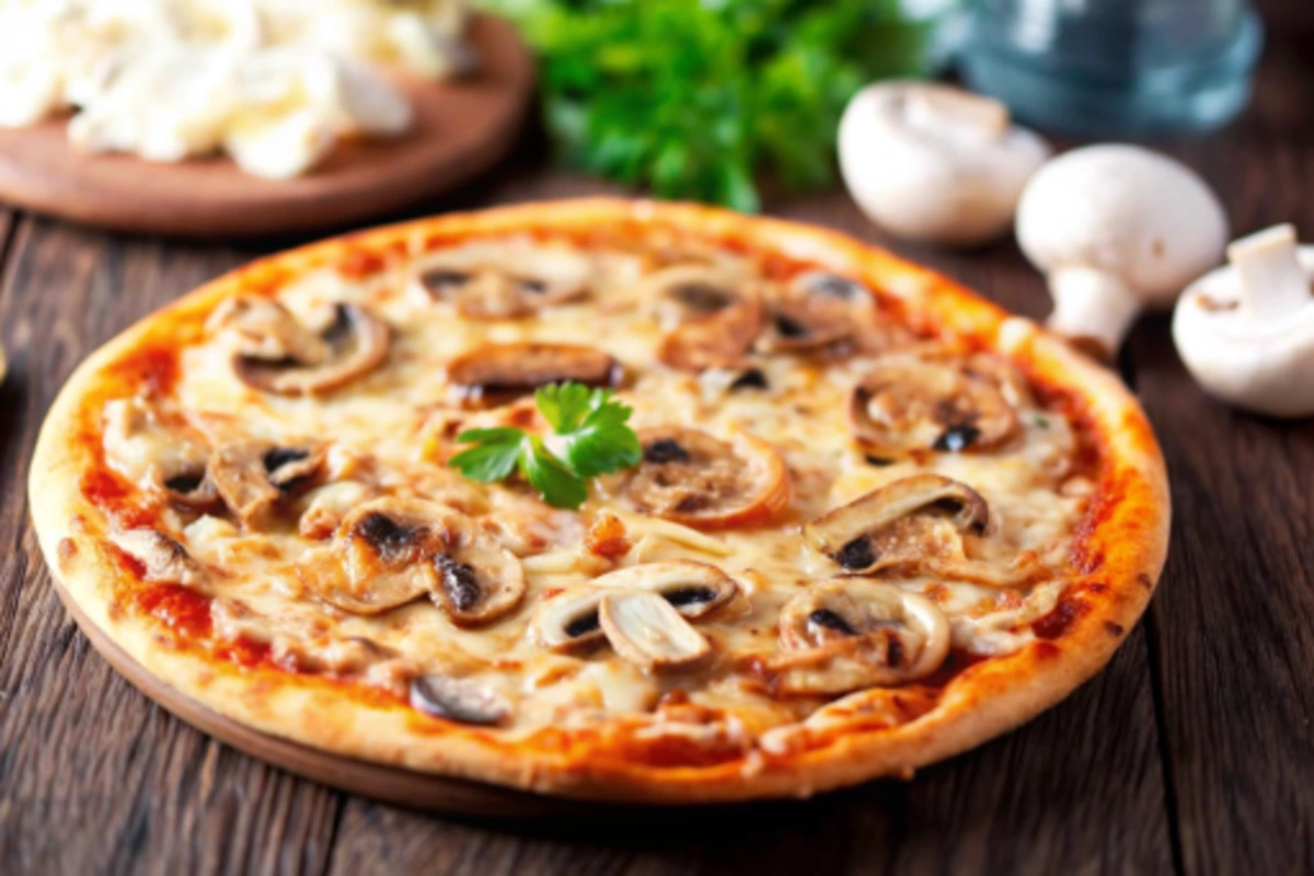 Ingrédients frais pour une pizza aux champignons maison