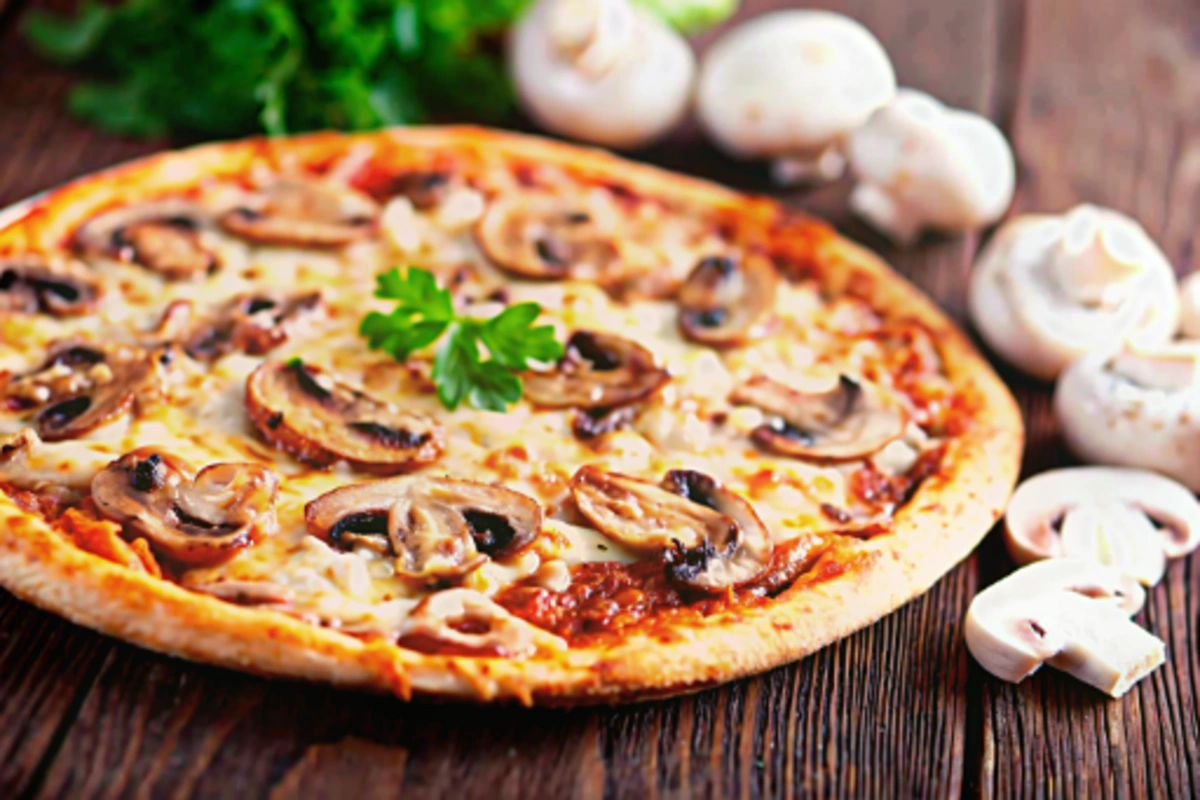 Moment de dégustation d'une pizza aux champignons dans un dîner entre amis