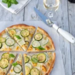 Pizza aux courgettes et à la mozzarella