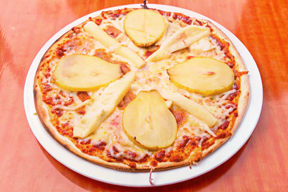 Pizza tartiflette servie chaude et dégustée avec du pain