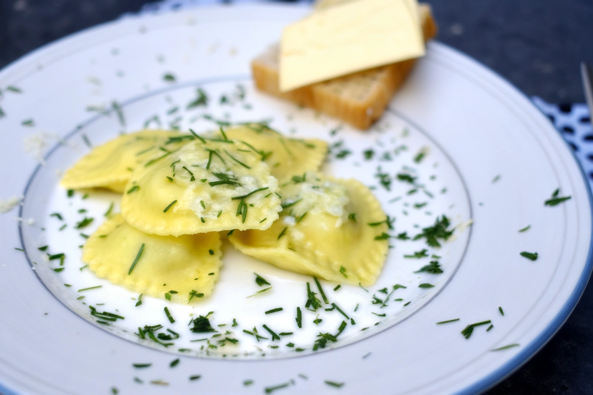 Ingrédients frais pour des raviolis aux 2 fromages