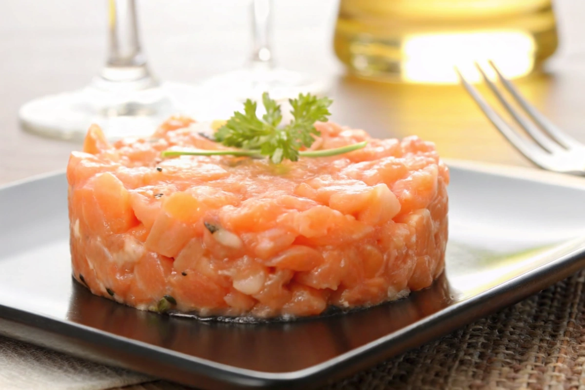 Ingrédients frais pour un tartare de saumon maison