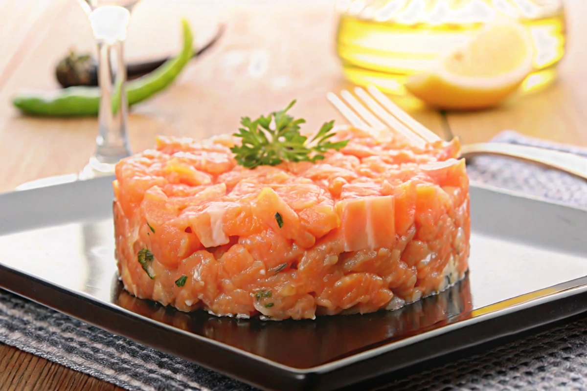 Tartare de saumon servi avec des toasts croquants
