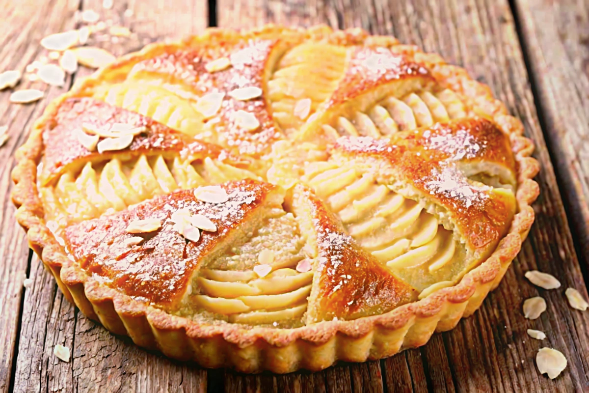 Tarte amandine aux poires prête à servir