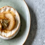 Camembert rôti au miel et aux pommes