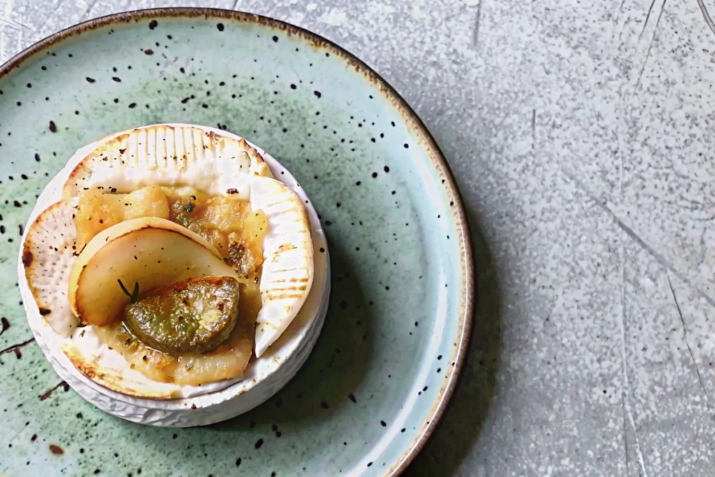 Camembert rôti au miel et aux pommes