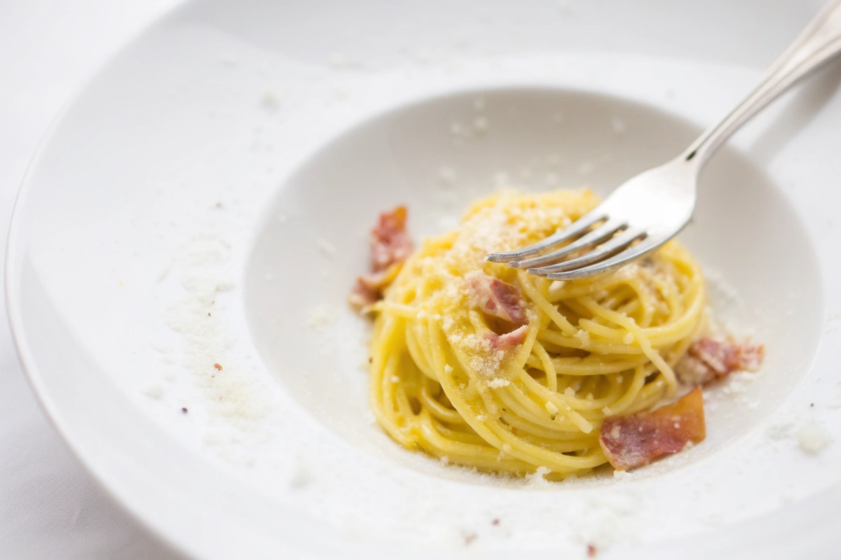 Carbonara traditionnelle avec des pâtes, du lard fumé, des œufs et du fromage romano