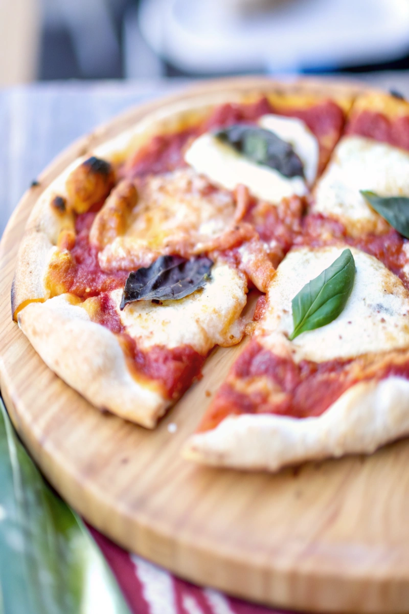 Pâte à pizza avec fromage intégré : la recette ultra-gourmande à tester absolument ! 🧀🍕