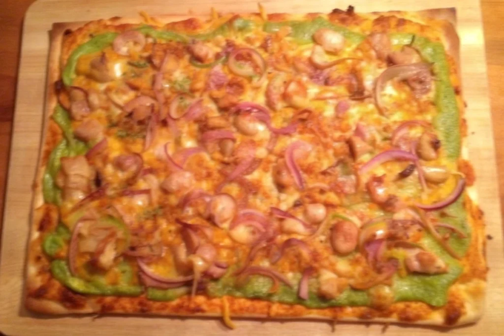 Pizza façon Tex-Mex poulet avocat cheddar