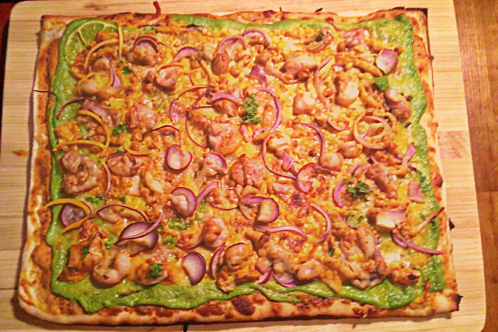 Pizza façon Tex-Mex poulet avocat cheddar