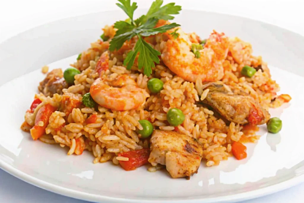 Riz sauté aux crevettes et poulet