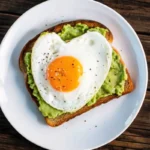 Avocado toast de la Saint-Valentin