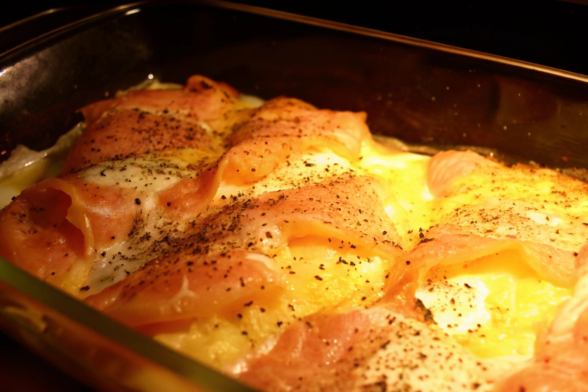 Pommes au four au saumon servies dans un plat en céramique rustique