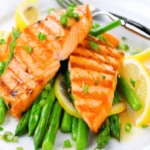 Saumon au four avec carottes et asperges