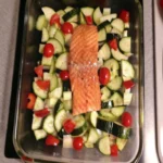 Saumon au four avec tomates et courgettes