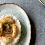 Camembert rôti au miel et aux pommes