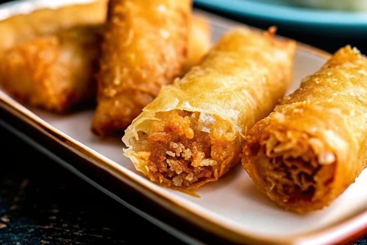 Préparation des nems de poulet aux légumes sur planche en bois