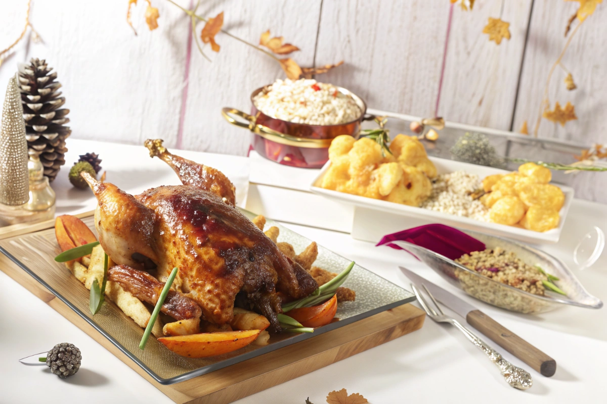 Poulet rôti au miel avec épices et ananas