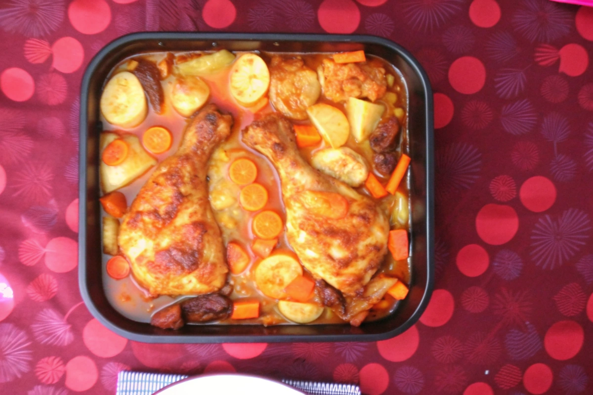 Poulet rôti aux patates douces servi dans un plat