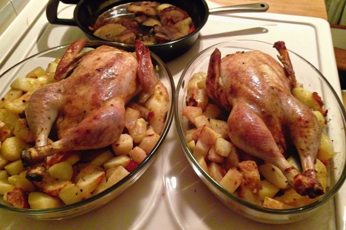 Poulet rôti et pommes de terre fondantes au four